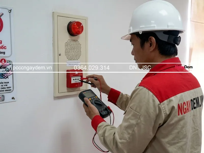 Kiểm tra nhấn nút khẩn cấp báo cháy công tác bảo dưỡng định kì