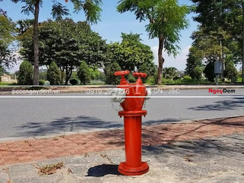 họng tiếp nước chữa cháy trụ nổi