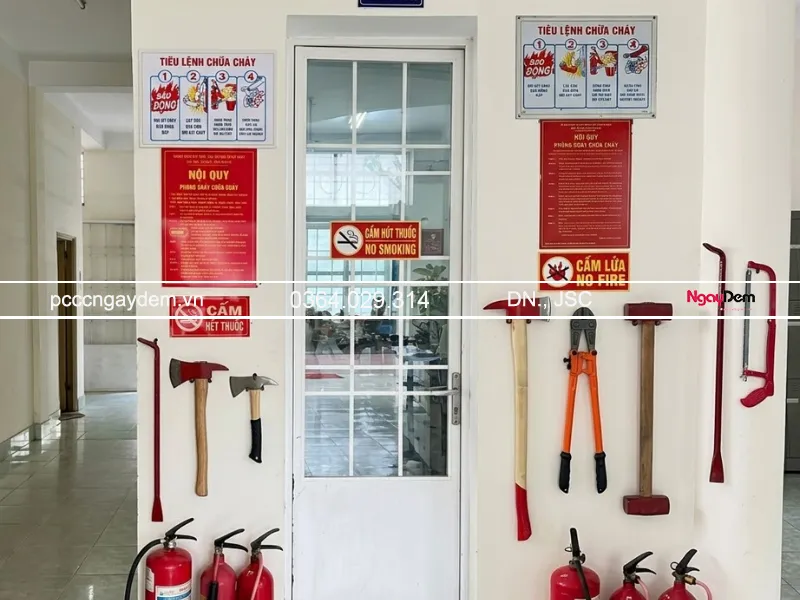 Tiêu lệnh và búa thoát hiểm