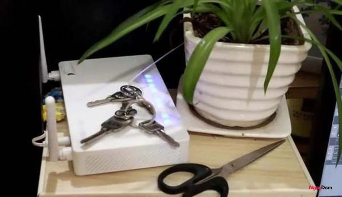 Không đặt đồ kim loại gần router