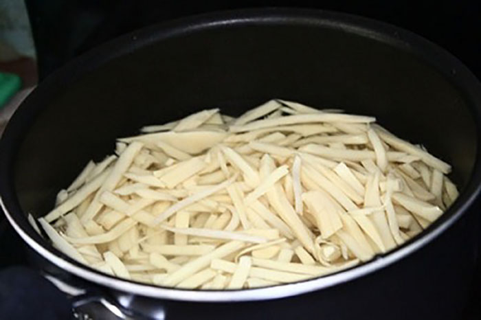 Cách nấu êch xào măng