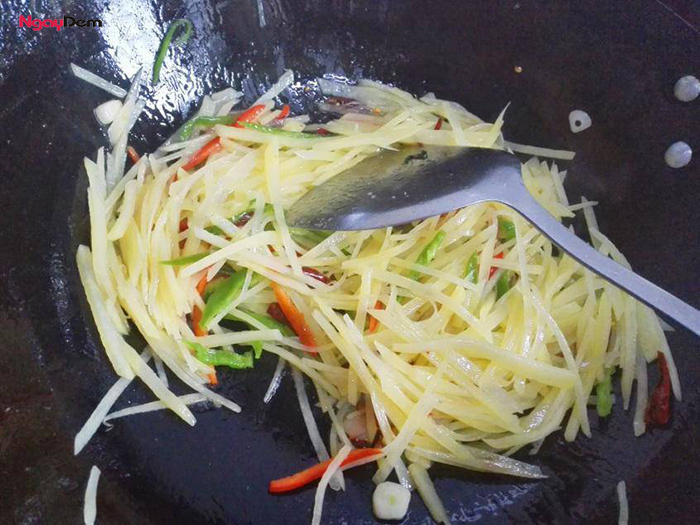 Cách xào khoai tây luôn ngon mà không bị nát