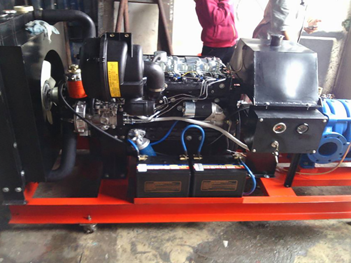 Máy bơm chạy bằng động cơ xăng