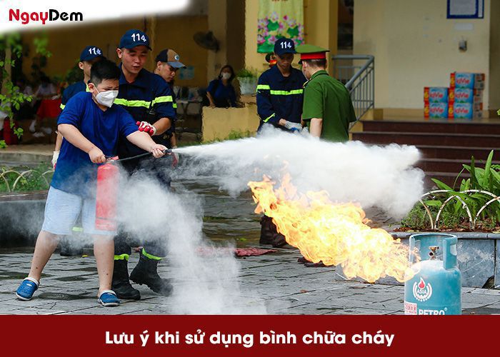 Những lưu ý khi sử dụng bình chữa cháy bột