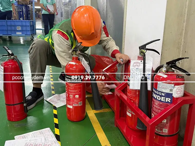 PCCC Ngày Đêm - thực hiện bảo dưỡng bình chữa đúng chuẩn quy trình