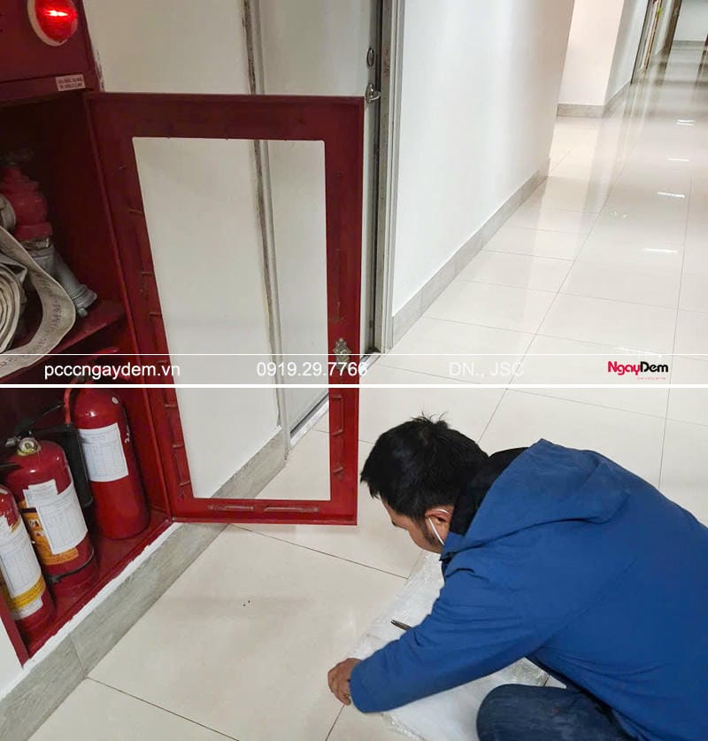 Kiểm tra bình chữa cháy khu vực hành lang Kiểm tra bình chữa cháy khu vực hành lang