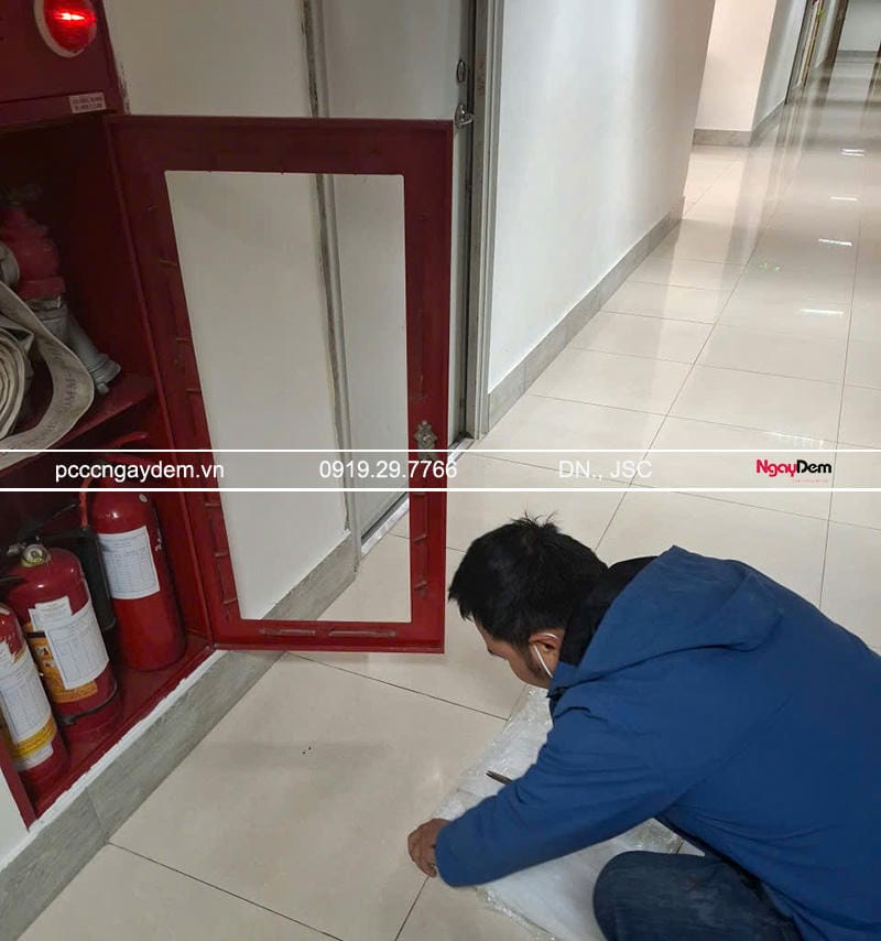 Thực hiện kiểm tra bình chữa cháy Thực hiện kiểm tra bình chữa cháy