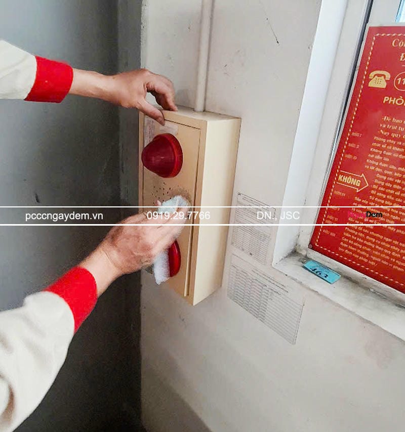 Vệ sinh, kiểm tra đèn và còi báo cháy Vệ sinh, kiểm tra đèn và còi báo cháy
