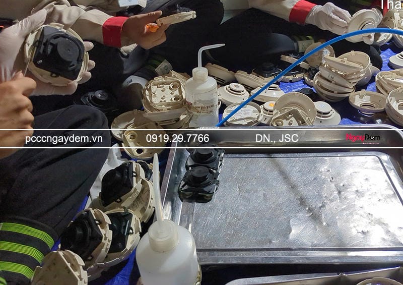 Vệ sinh, kiểm tra các đầu báo cháy, báo khói