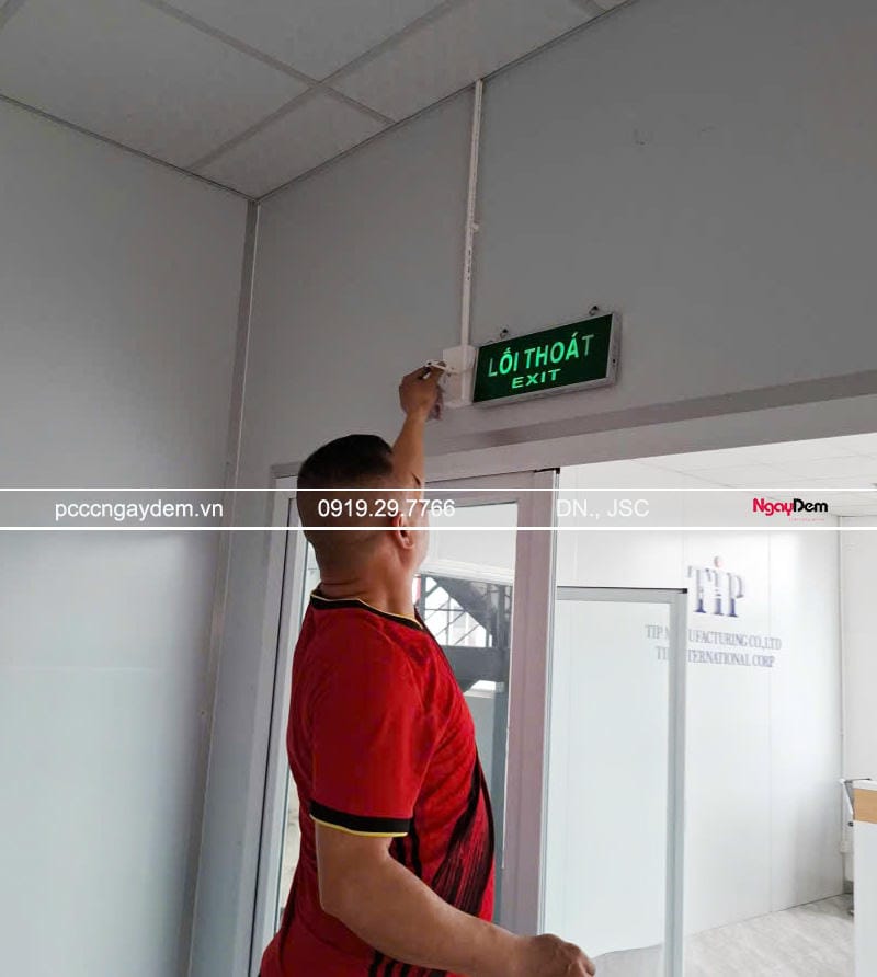 Lắp đặt thêm đèn báo lối thoát Lắp đặt thêm đèn báo lối thoát