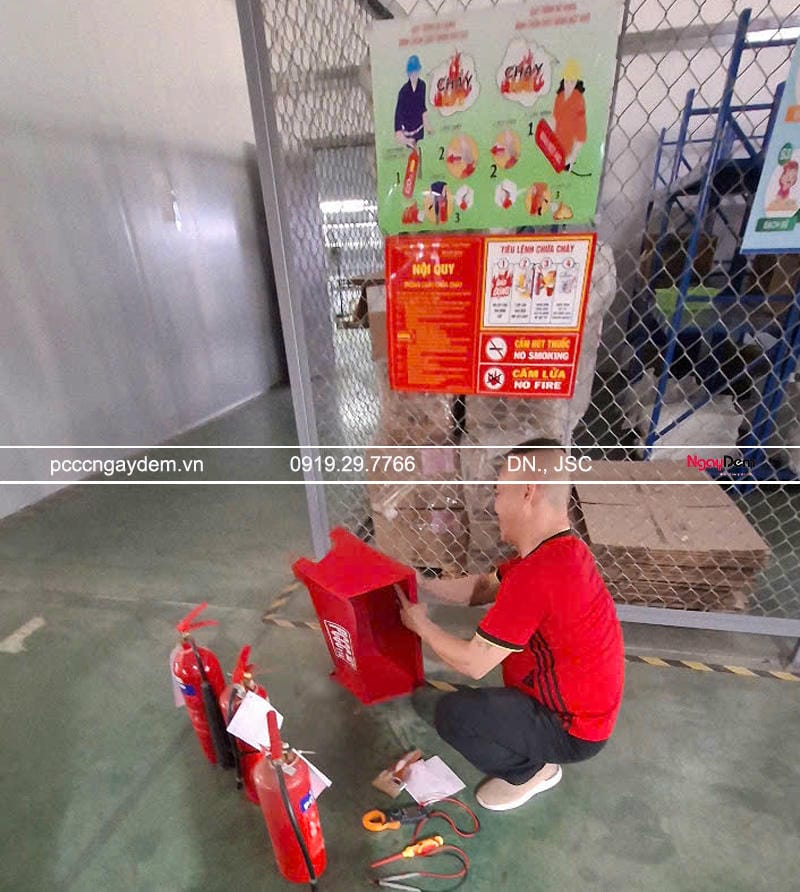 Vệ sinh, kiểm tra bình chữa cháy cho toàn bộ phòng ban Vệ sinh, kiểm tra bình chữa cháy cho toàn bộ phòng ban