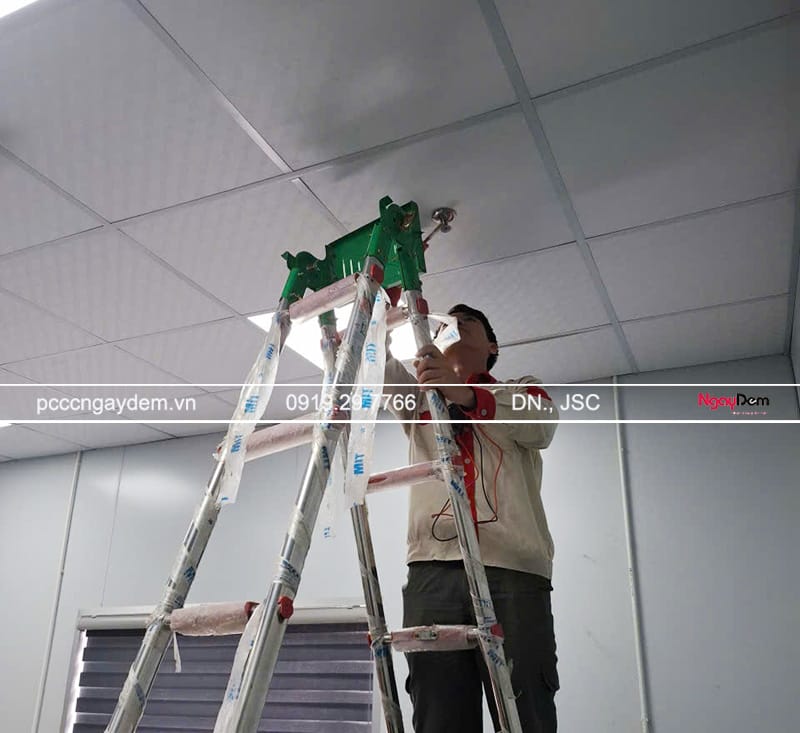 Thay thế đầu phun Sprinkler bị hỏng Thay thế đầu phun Sprinkler bị hỏng