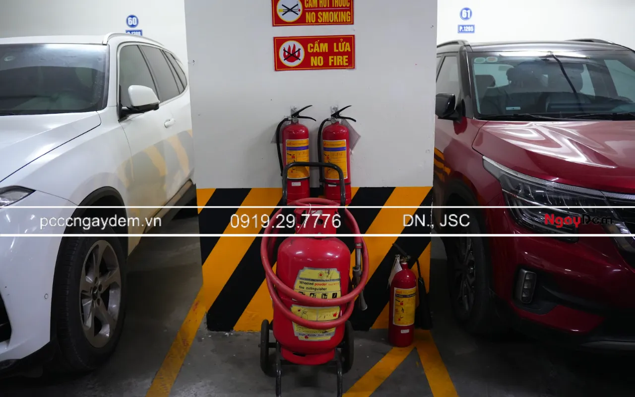Bảo dưỡng bình chữa cháy dưới hầm đỗ xe của toà nhà
