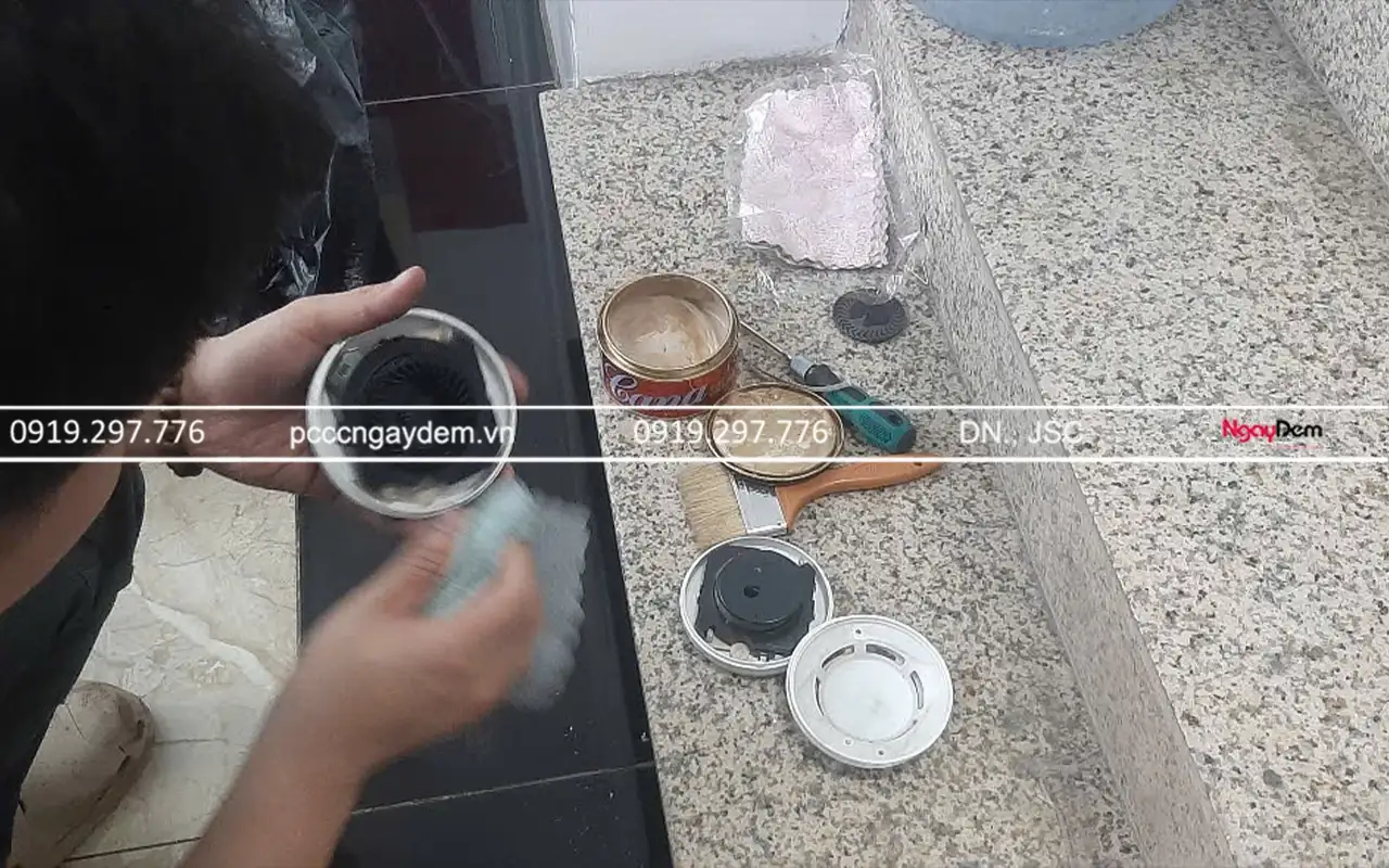 Vệ sinh, test độ nhạy toàn bộ đầu báo khói - bảo dưỡng PCCC toà nhà 31 Nguyễn Quốc Trị Vệ sinh, test độ nhạy toàn bộ đầu báo khói - bảo dưỡng PCCC toà nhà 31 Nguyễn Quốc Trị