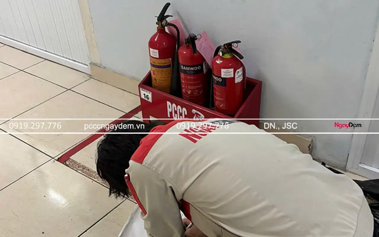 Kiểm tra bình chữa cháy và thay thế những bình bị rỉ và hết hạn sử dụng Kiểm tra bình chữa cháy và thay thế những bình bị rỉ và hết hạn sử dụng