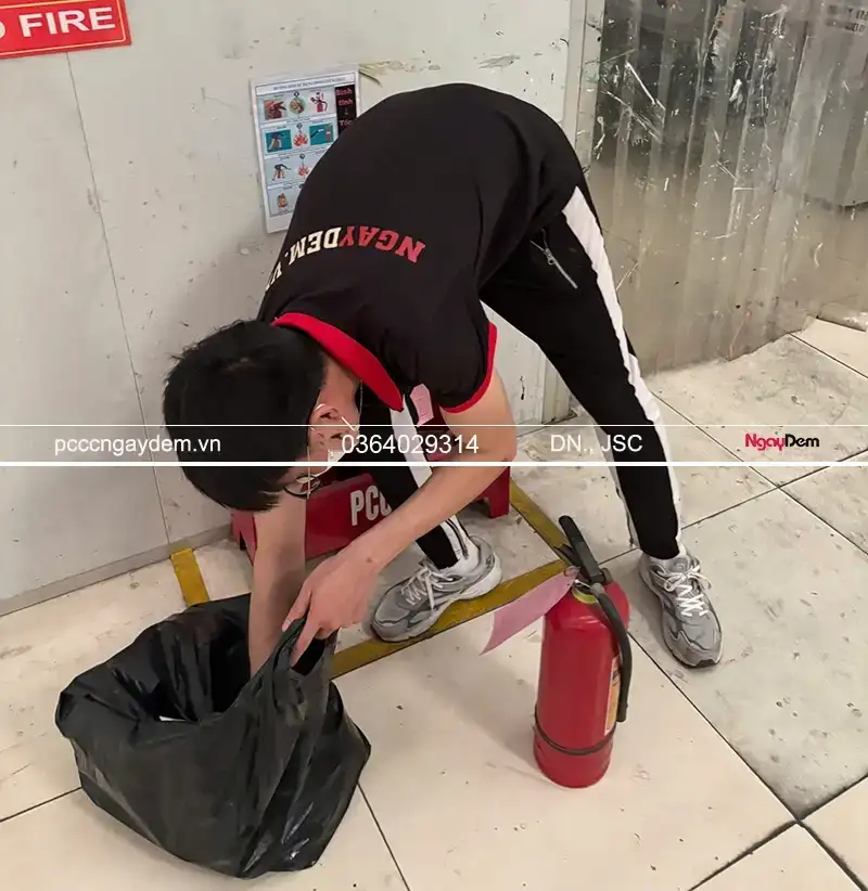 Kiểm tra thay thế bình chữa cháy