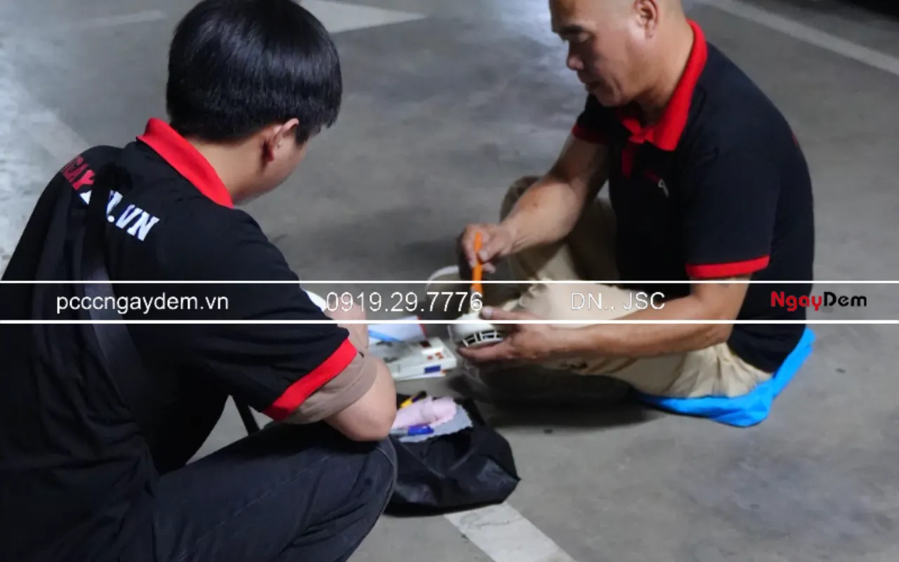 Vệ sinh đầu báo khói tại phú mỹ complex