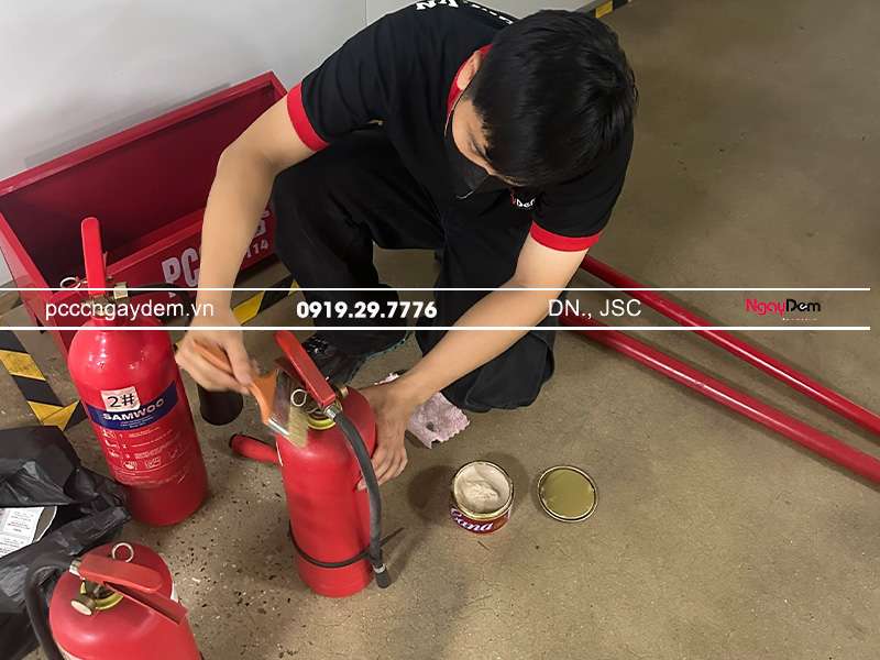 Bảo dưỡng hệ thống PCCC với bình chữa cháy các loại, loại bỏ bụi và rỉ sét bảo dưỡng hệ thống PCCC nhà máy Jianrong Việt Nam