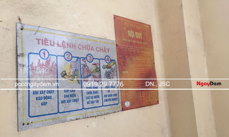 Tiêu lệnh chữa cháy (PCCC) là gì? Kích thước chuẩn và vị trí lắp đặt đúng luật Bảng phai màu, bong tróc, ngả vàng