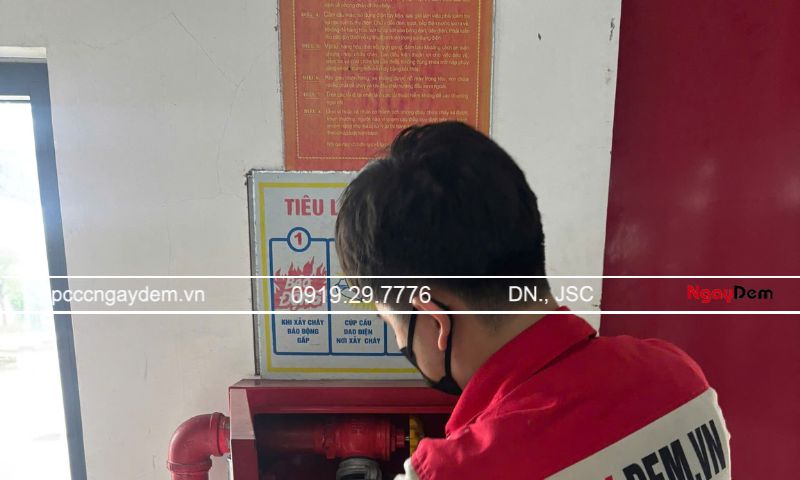 Tiêu lệnh chữa cháy (PCCC) là gì? Kích thước chuẩn và vị trí lắp đặt đúng luật Cần treo tiêu lệnh ở vị trí dễ nhìn, dễ đọc
