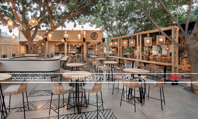 Thiết kế PCCC quán cafe, quán trà sữa: Giải pháp an toàn, đạt chuẩn Quán cafe sân vườn hoặc không gian mở
