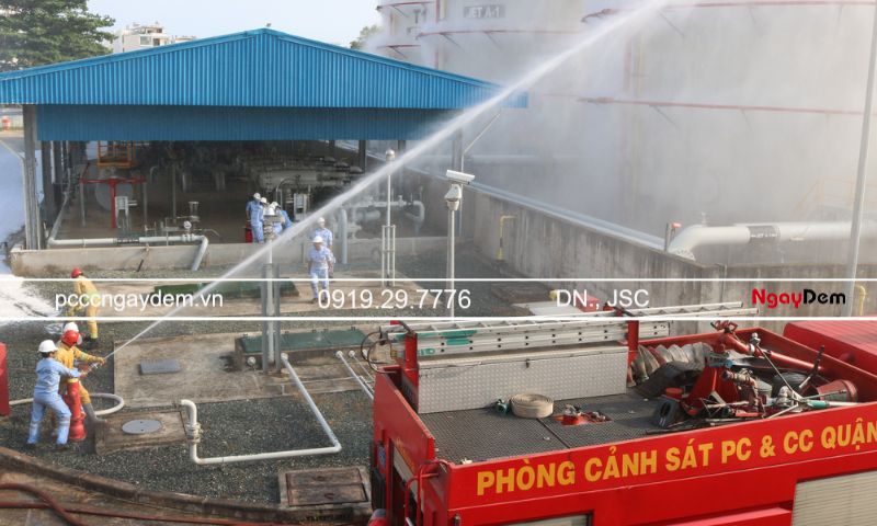 Diễn tập PCCC tại nhà kho nhiên liệu tại sân bay Tân Sơn Nhất