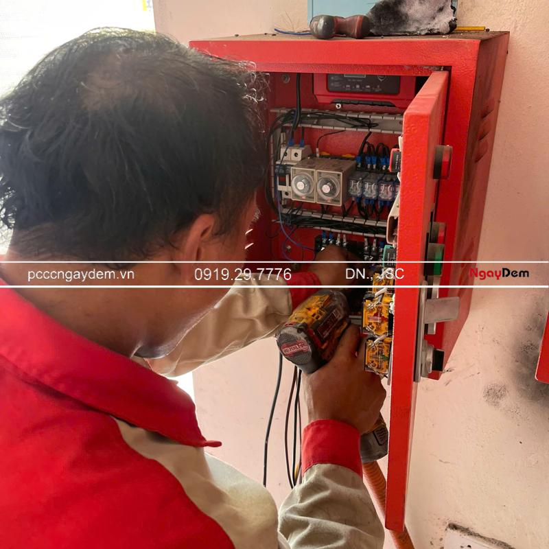Lắp đặt tủ điều khiển máy bơm chữa cháy tại trường THPT Lưu Hoàng