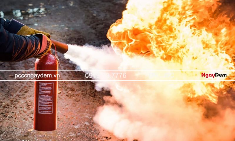 Bình chữa cháy CO2 là gì? Cấu tạo và cách sử dụng hiệu quả Cơ chế dập tắt ngọn lửa của khí CO2