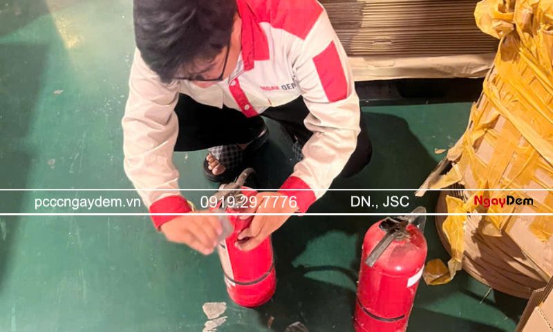 Bột chữa cháy là chất gì? Thành phần và công dụng và cách dùng Bao lâu cần bảo dưỡng, nạp sạc lại bình chữa cháy?