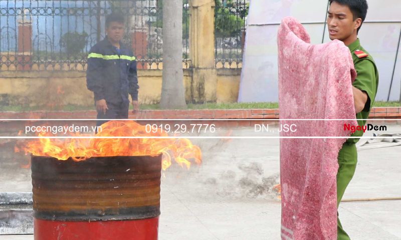 Chăn chiên là gì? Hướng dẫn dùng chăn chiên dập lửa đúng cách Chăn chiên chữa cháy