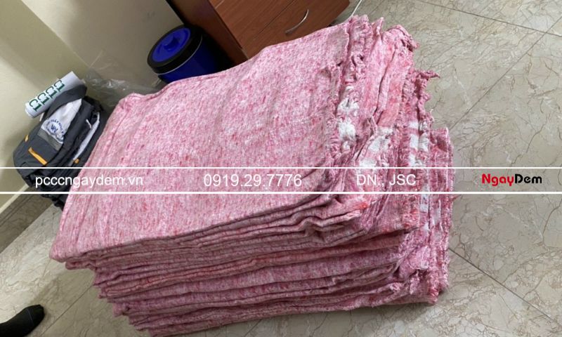 Chăn chiên là gì? Hướng dẫn dùng chăn chiên dập lửa đúng cách Đặc điểm và chất liệu của chăn chiên chữa cháy