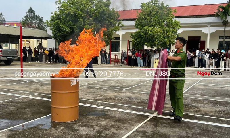 Chăn chiên là gì? Hướng dẫn dùng chăn chiên dập lửa đúng cách Nguyên lý dập lửa của chăn chiên chữa cháy