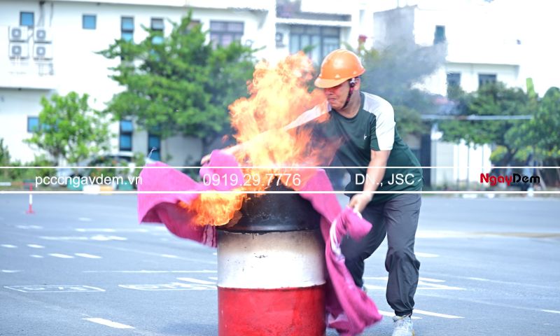 Chăn chiên là gì? Hướng dẫn dùng chăn chiên dập lửa đúng cách Đám cháy mới phát sinh