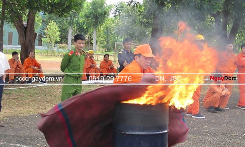 Chăn chiên là gì? Hướng dẫn dùng chăn chiên dập lửa đúng cách Hướng dẫn cách sử dụng chăn chiên dập lửa đúng cách
