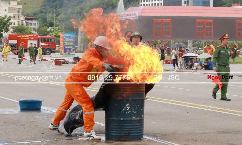 Chăn chiên là gì? Hướng dẫn dùng chăn chiên dập lửa đúng cách Những lưu ý an toàn khi sử dụng chăn chiên chữa cháy