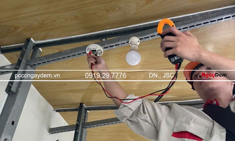 Đầu báo khói bị lỗi: Nguyên nhân phổ biến và cách khắc phục Đo kiểm nguồn điện để khắc phục tình trạng bị lỗi
