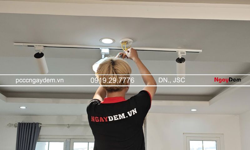 Đầu báo khói bị lỗi: Nguyên nhân phổ biến và cách khắc phục Kiểm tra lại độ nhạy của đầu báo khói