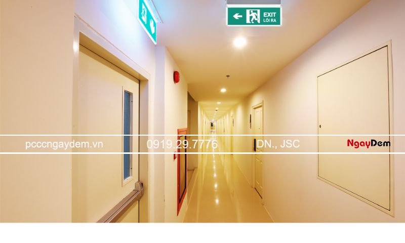 Khoảng cách đèn chiếu sáng sự cố bao nhiêu là đúng tiêu chuẩn? Khoảng cách đèn sự cố tại hành lang thoát nạn