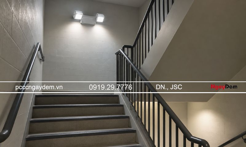 Khoảng cách đèn chiếu sáng sự cố bao nhiêu là đúng tiêu chuẩn? Khoảng cách đèn sự cố tại cầu thang bộ