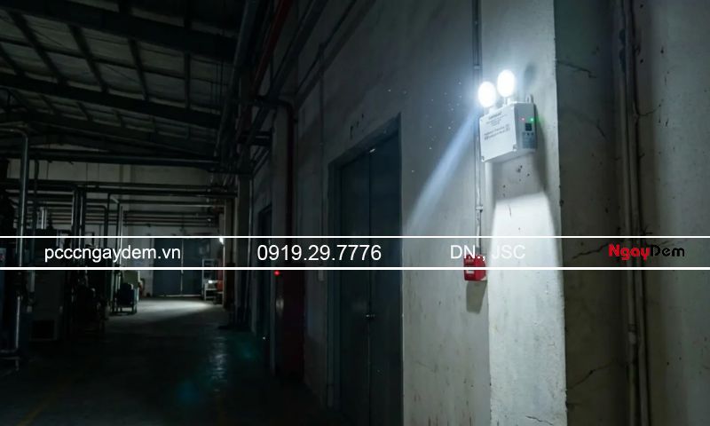 Khoảng cách đèn chiếu sáng sự cố bao nhiêu là đúng tiêu chuẩn? Khoảng cách đèn sự cố tại không gian rộng
