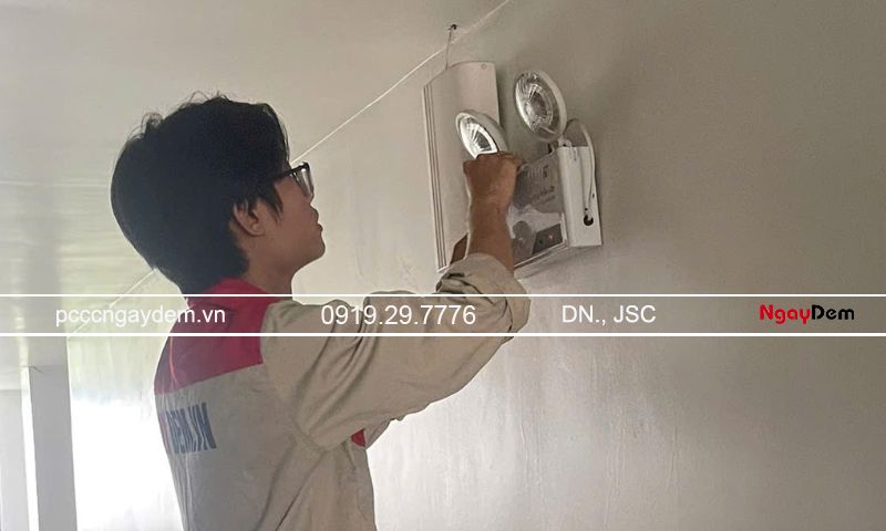 Khoảng cách đèn chiếu sáng sự cố bao nhiêu là đúng tiêu chuẩn? Những lỗi thường gặp khi bố trí đèn chiếu sáng sự cố