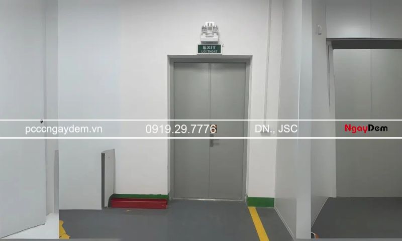 Yêu cầu đối với cửa và hướng mở trên đường thoát nạn