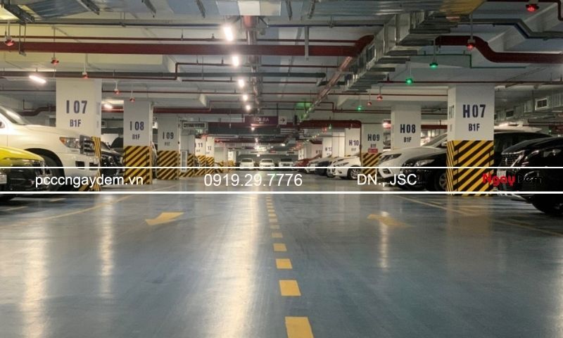 Tòa nhà có tầng hầm đỗ xe và khu kỹ thuật tập trung